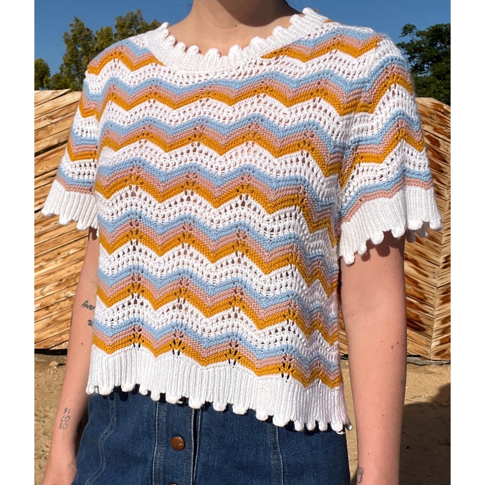 Pastel Chevron Print Scallop Hem Short Sleeve Crocheted Top